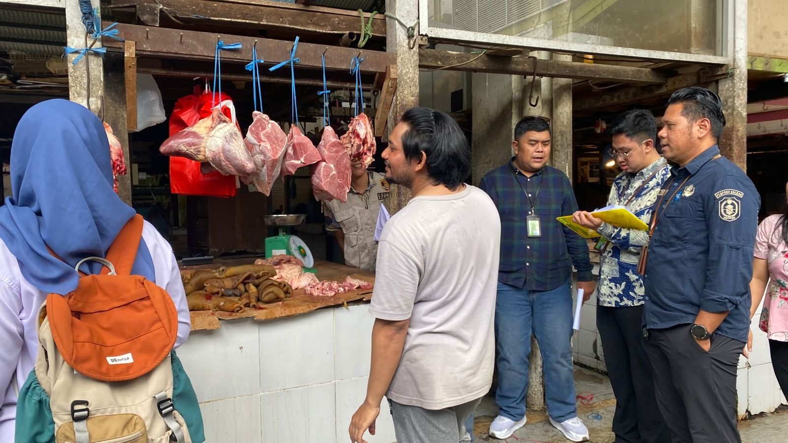 Kompol Yoan Febriawan memimpin personel Satgas Pangan Kalbar melakukan pengecekan harga sembako di lorong Pasar Flamboyan Pontianak. (Dok. HO/Faktakalbar.id)