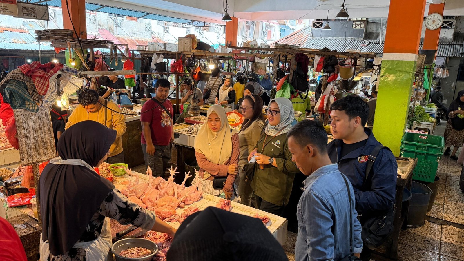 Tim Satgas Pangan Kalbar dan dinas terkait saat memantau harga daging ayam dan sembako di Pasar Kemuning Pontianak menjelang Imlek 2026. (Dok. HO/Faktakalbar.id)