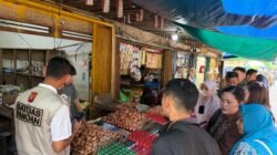 Tim Satgas Pangan Polda Kalbar mengenakan rompi khusus saat melakukan pengecekan harga telur dan sembako di Pasar Kemuning Pontianak. (Dok. HO/Faktakalbar.id)