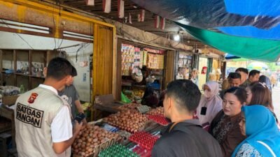 Tim Satgas Pangan Polda Kalbar mengenakan rompi khusus saat melakukan pengecekan harga telur dan sembako di Pasar Kemuning Pontianak. (Dok. HO/Faktakalbar.id)