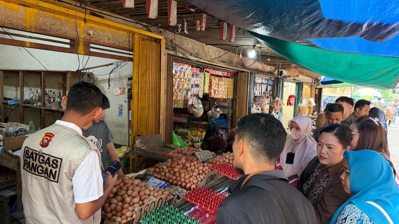 Tim Satgas Pangan Polda Kalbar mengenakan rompi khusus saat melakukan pengecekan harga telur dan sembako di Pasar Kemuning Pontianak. (Dok. HO/Faktakalbar.id)