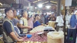 Kompol Yoan Febriawan memimpin Satgas Pangan Kalbar mengecek stok dan harga bawang di Pasar Flamboyan Pontianak. (Dok. HO/Faktakalbar.id)