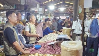 Kompol Yoan Febriawan memimpin Satgas Pangan Kalbar mengecek stok dan harga bawang di Pasar Flamboyan Pontianak. (Dok. HO/Faktakalbar.id)