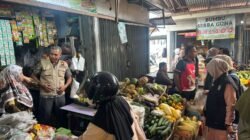 Anggota Satgas Pangan Polda Kalbar berdialog dengan pedagang sayur saat memantau harga bahan pokok di Pasar Swadaya Sungai Raya Dalam. (Dok. HO/Faktakalbar.id)