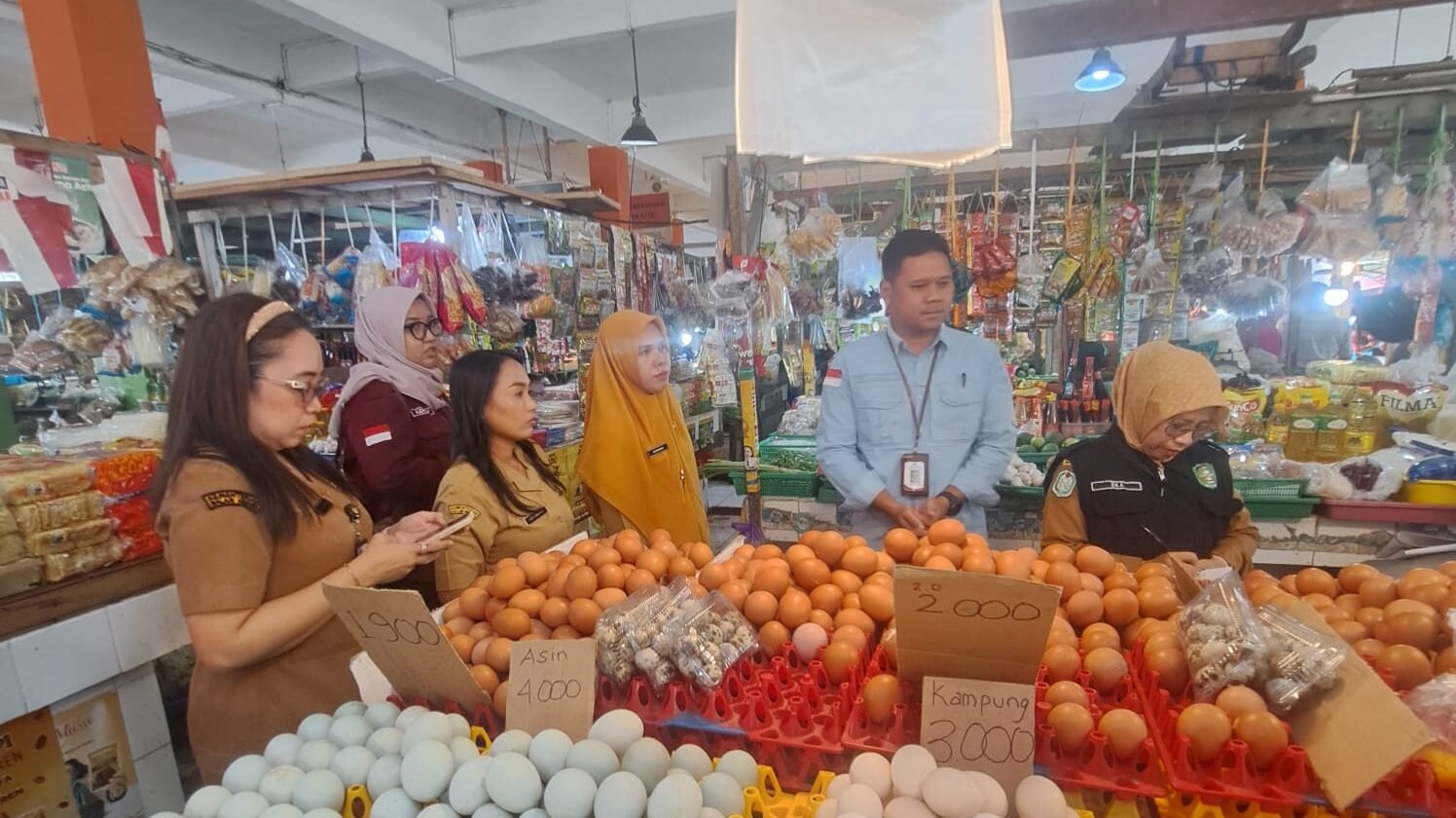 Petugas Satgas Saber Pangan Kalimantan Barat bersama instansi terkait melakukan pengecekan harga dan ketersediaan stok telur di Pasar Kemuning Pontianak. (Dok. HO/Faktakalbar.id)