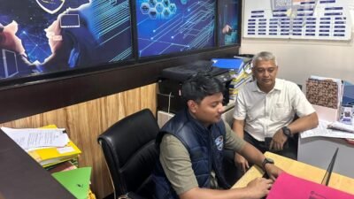 Personel Satgas Siber Operasi Liong Kapuas 2026 melakukan pemantauan aktivitas media sosial di ruang monitor untuk mencegah penyebaran konten provokatif jelang Imlek dan Ramadan, Senin (16/2/2026).