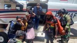 "Satgas Yon Parako 466 Pasgat bersiaga di Lapter Sinak, Kabupaten Puncak, guna memandu pendaratan pesawat perintis dan menjaga keamanan area landasan. "