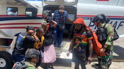 "Satgas Yon Parako 466 Pasgat bersiaga di Lapter Sinak, Kabupaten Puncak, guna memandu pendaratan pesawat perintis dan menjaga keamanan area landasan. "