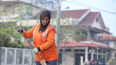 Satiman (54), petugas PPSU Kota Pontianak yang berhasil menunaikan ibadah haji dari hasil tabungannya selama 33 tahun mengabdi sebagai penyapu jalan.