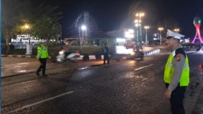 Personel Satlantas Polres Kayong Utara melakukan pengaturan lalu lintas di depan Masjid Agung Oesman Al-Khair saat ibadah Tarawih. (Dok. HO/Faktakalbar.id)