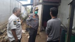 Kasat Pol PP Ketapang Maryadi Asmuie saat meninjau dan memberikan arahan kepada pemilik usaha cincau terkait polusi asap di Delta Pawan. (Dok. HO/Faktakalbar.id)