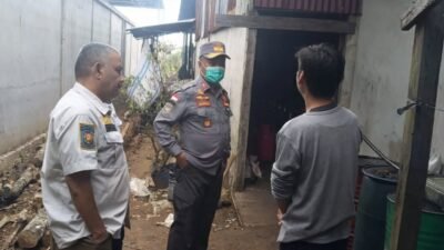 Kasat Pol PP Ketapang Maryadi Asmuie saat meninjau dan memberikan arahan kepada pemilik usaha cincau terkait polusi asap di Delta Pawan. (Dok. HO/Faktakalbar.id)