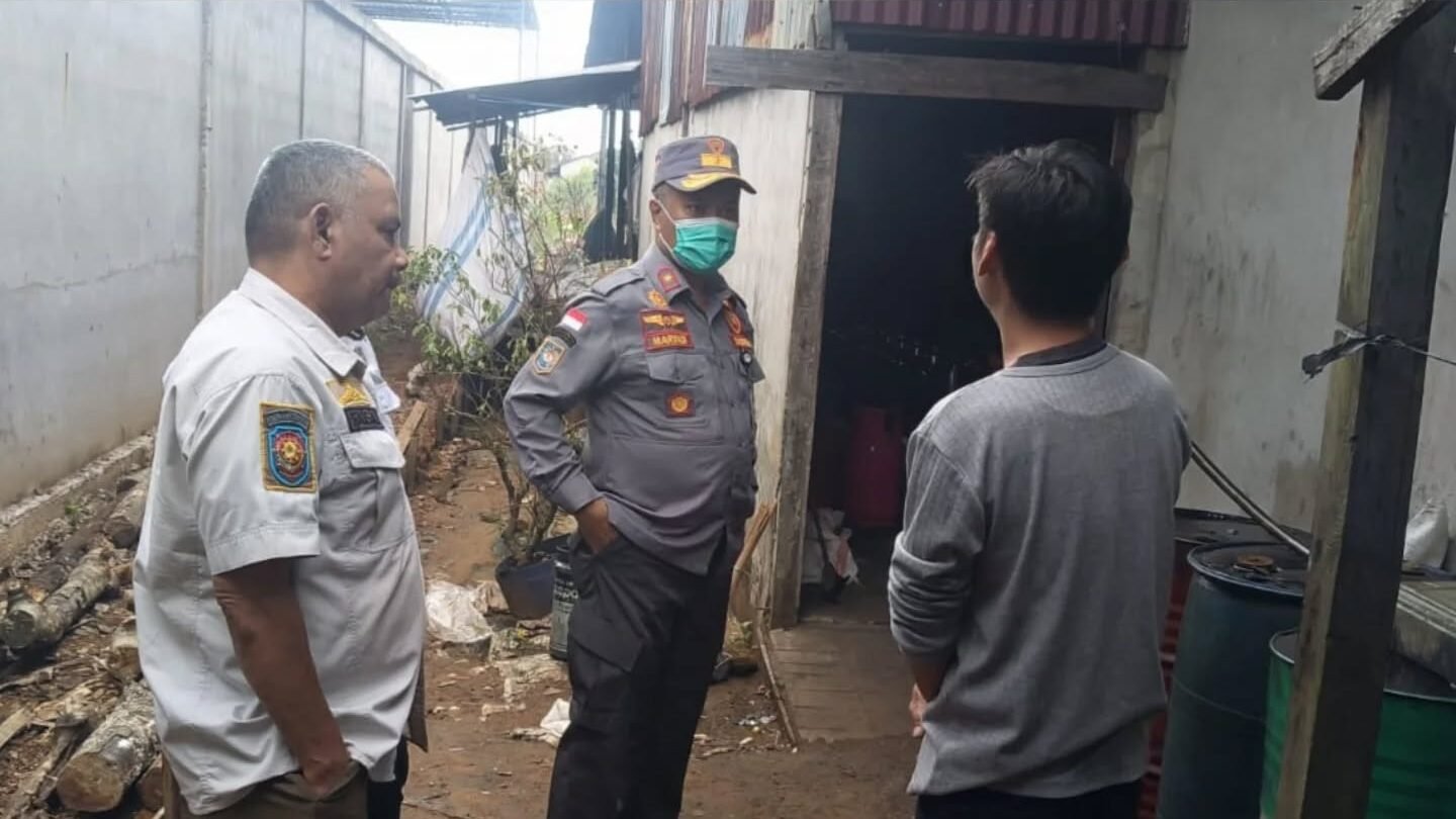 Kasat Pol PP Ketapang Maryadi Asmuie saat meninjau dan memberikan arahan kepada pemilik usaha cincau terkait polusi asap di Delta Pawan. (Dok. HO/Faktakalbar.id)