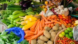 Ilustrasi - Kendalikan kadar lemak jahat dalam tubuh dengan konsumsi makanan sehat. Simak daftar makanan penurun kolesterol yang murah dan mudah ditemukan di pasar. (Dok. Ist)