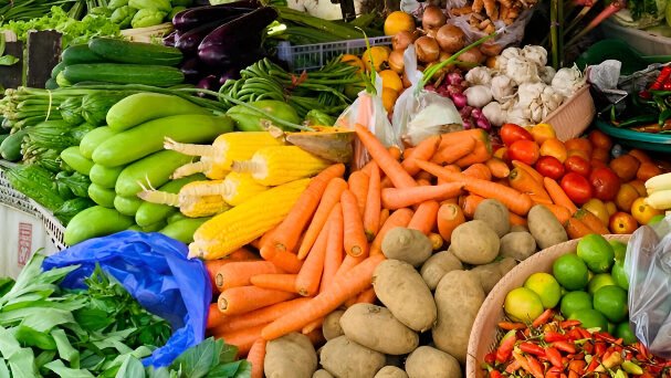 Ilustrasi - Kendalikan kadar lemak jahat dalam tubuh dengan konsumsi makanan sehat. Simak daftar makanan penurun kolesterol yang murah dan mudah ditemukan di pasar. (Dok. Ist)