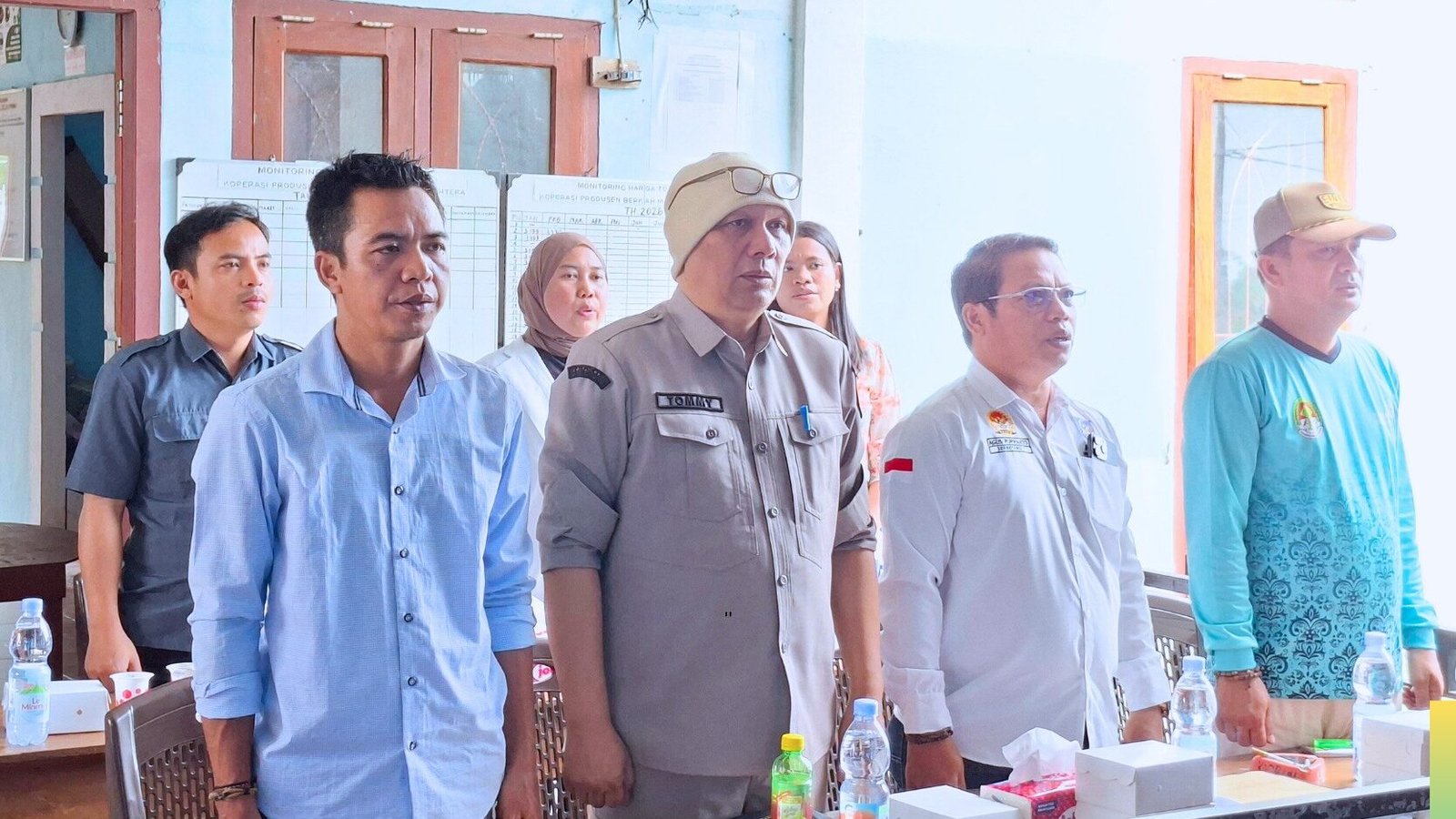 Sekretaris Camat Air Upas Otto Win Aryant menghadiri Rapat Anggota Tahunan (RAT) Koperasi Produsen Berkah Manunggal Sejahtera di Ketapang. (Dok. HO/Faktakalbar.id)