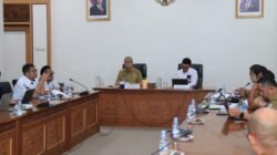 Sekretaris Daerah Provinsi Kalbar, Harisson, saat menerima audiensi Direktur Pengendalian Pemanfaatan Ruang Laut KKP RI di Kantor Gubernur Kalbar, Senin (9/2/2026).