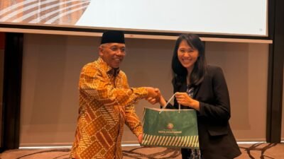 Sekretaris Daerah Kota Pontianak Amirullah menyerahkan cenderamata kepada perwakilan penyelenggara usai mengikuti Kursus Kepemimpinan Strategis dan Tata Kelola Pemerintahan di Singapura. (Dok. HO/Faktakalbar.id)