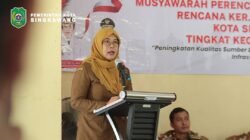 Sekretaris Daerah Kota Singkawang Ir. Dwi Yanti saat memberikan sambutan dalam Musrenbang RKPD 2027 di Aula Kantor Camat Singkawang Timur. (Dok. HO/Faktakalbar.id)