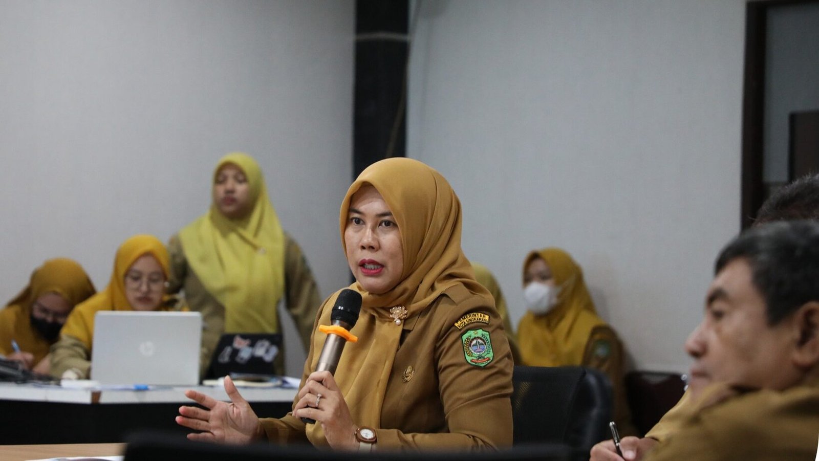Sekretaris Daerah Kota Singkawang, Dwi Yanti, saat memimpin rapat persiapan HUT APEKSI yang membahas kesiapan teknis dan kebersihan kota. (Dok. HO/Faktakalbar.id)