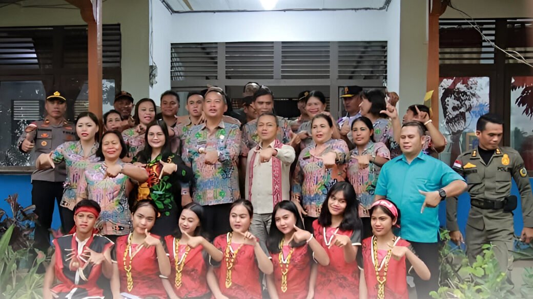 Wakil Menteri Pendidikan Fajar Riza Ul Haq meresmikan perbaikan sekolah di Bengkayang. Pemerintah pusat berkomitmen bangun fasilitas layak di perbatasan. (Dok: Prokopim Bengkayang)