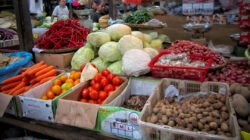 Ilustrasi - Wabup Mempawah Juli Suryadi memantau operasi pasar murah jelang Imlek 2026. Pemkab salurkan 650 paket sembako untuk kendalikan inflasi. (Dok. Ist)