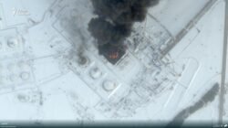 Foto satelit menunjukkan kepulan asap hitam pekat dan api besar di fasilitas stasiun gas Druzhba-1, Kaleikino, Rusia, pasca-serangan. (Dok. Ist)