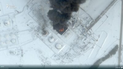 Foto satelit menunjukkan kepulan asap hitam pekat dan api besar di fasilitas stasiun gas Druzhba-1, Kaleikino, Rusia, pasca-serangan. (Dok. Ist)