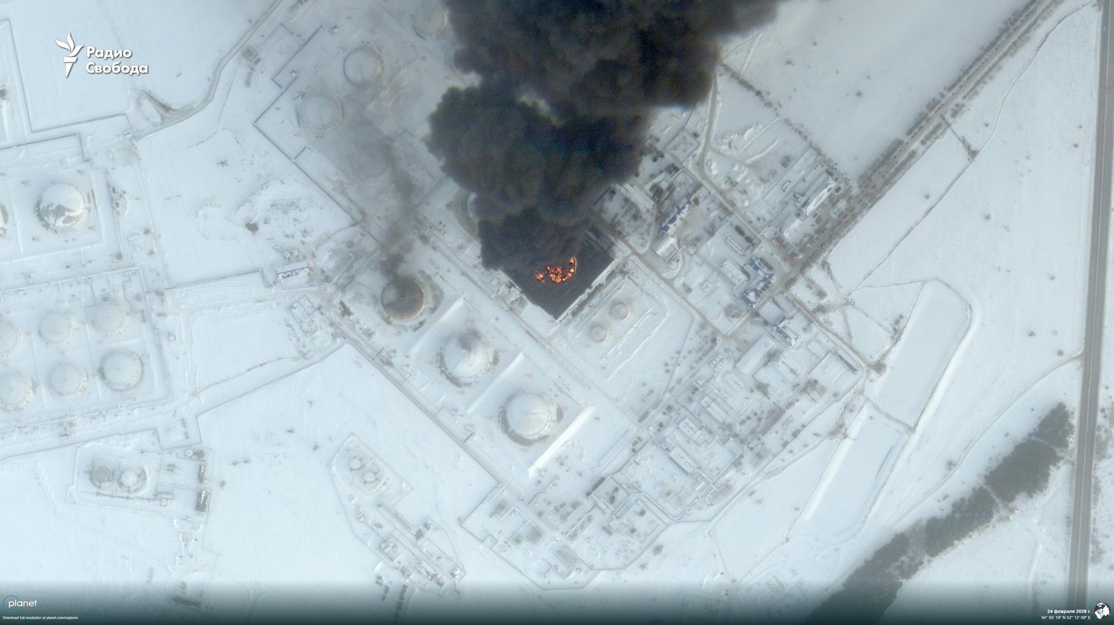 Foto satelit menunjukkan kepulan asap hitam pekat dan api besar di fasilitas stasiun gas Druzhba-1, Kaleikino, Rusia, pasca-serangan. (Dok. Ist)