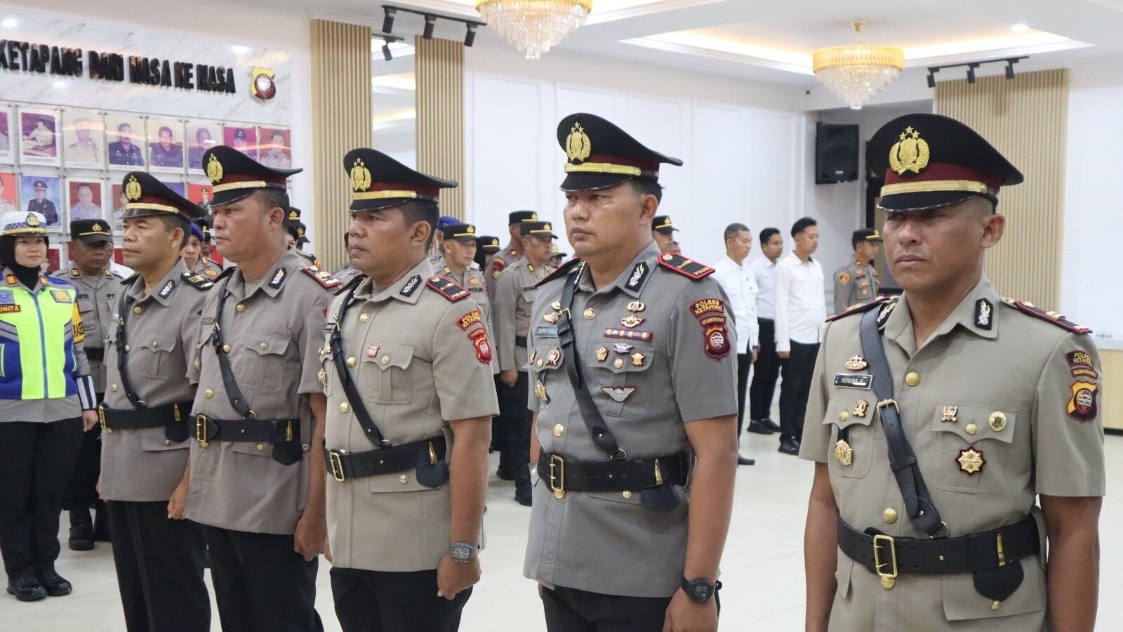 Barisan perwira Polres Ketapang saat upacara serah terima jabatan Kapolsek dan Kasat Binmas di Aula Mapolres Ketapang. (Dok. HO/Faktakalbar.id)