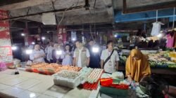 Tim Satgas Pangan Kalbar didampingi dinas terkait melakukan pengecekan harga telur dan bahan pokok di salah satu lapak pedagang Pasar Dahlia, Pontianak. (Dok. HO/Faktakalbar.id)