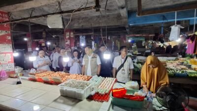 Tim Satgas Pangan Kalbar didampingi dinas terkait melakukan pengecekan harga telur dan bahan pokok di salah satu lapak pedagang Pasar Dahlia, Pontianak. (Dok. HO/Faktakalbar.id)