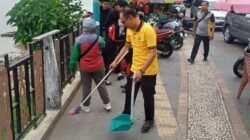 Personel TNI-Polri bersama pelajar dan ormas saat bahu-membahu membersihkan sampah di kawasan wisata Muara Kantu, Sanggau, Selasa (10/2/2026).
