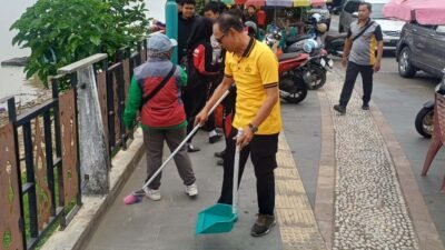Personel TNI-Polri bersama pelajar dan ormas saat bahu-membahu membersihkan sampah di kawasan wisata Muara Kantu, Sanggau, Selasa (10/2/2026).