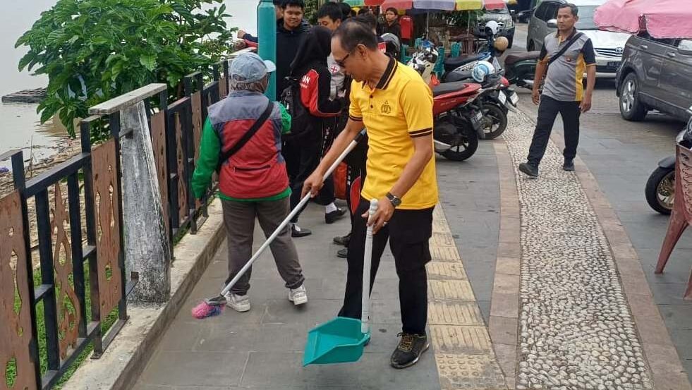 Personel TNI-Polri bersama pelajar dan ormas saat bahu-membahu membersihkan sampah di kawasan wisata Muara Kantu, Sanggau, Selasa (10/2/2026).