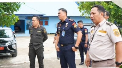 Kepala Balai Karantina Kalbar Ferdi melakukan koordinasi lapangan bersama Kepala PSDKP Pontianak Bayu Yuniarto Suharto. (Dok. HO/Faktakalbar.id)