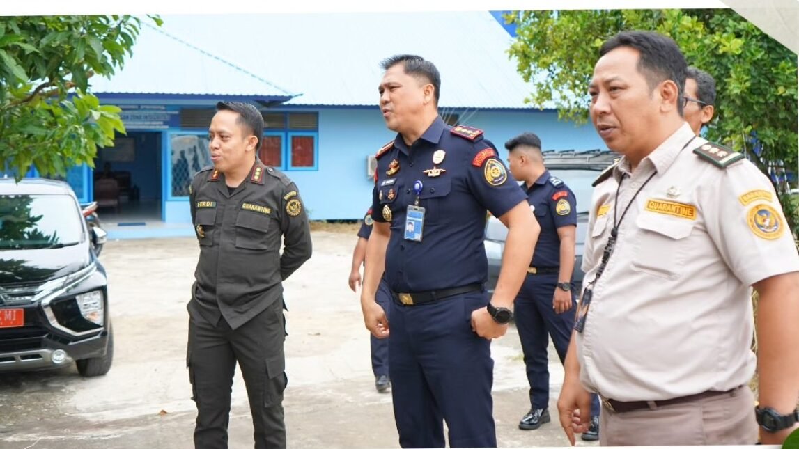 Kepala Balai Karantina Kalbar Ferdi melakukan koordinasi lapangan bersama Kepala PSDKP Pontianak Bayu Yuniarto Suharto. (Dok. HO/Faktakalbar.id)