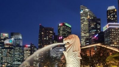 "Singapura siap menerima hingga 30.000 warga negara baru setiap tahun mulai 2026. Simak syarat dan tren kependudukan di balik kebijakan imigrasi terbaru ini."