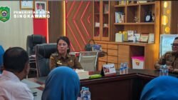 Tjhai Chui Mie menerima piagam penghargaan UHC kategori Pratama dari Elsa Novelia di Ruang Kerja Wali Kota Singkawang. (Dok. HO/Faktakalbar.id)