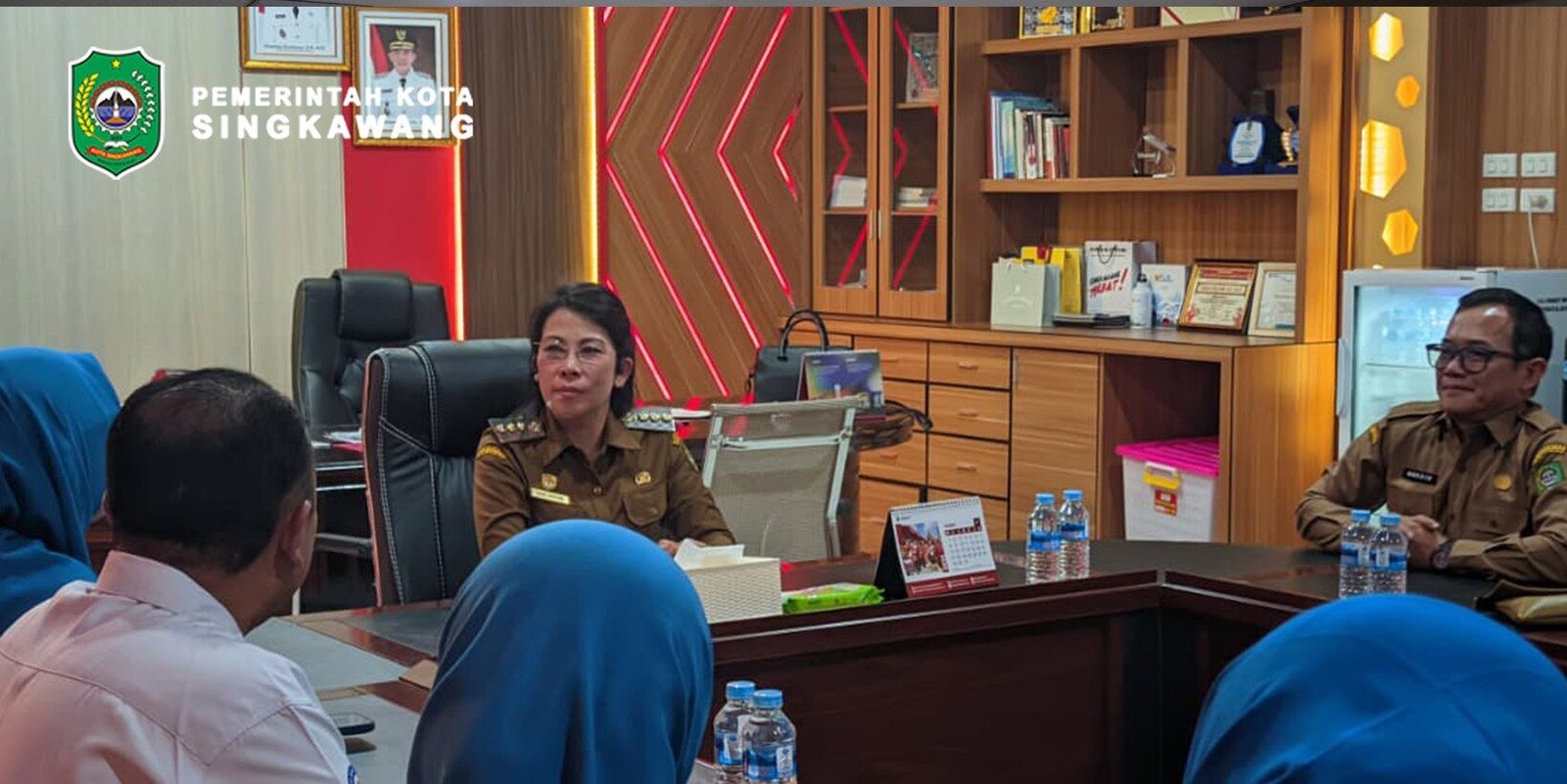 Tjhai Chui Mie menerima piagam penghargaan UHC kategori Pratama dari Elsa Novelia di Ruang Kerja Wali Kota Singkawang. (Dok. HO/Faktakalbar.id)