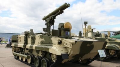Sistem rudal anti-tank Khrizantema-S yang dipasang pada kendaraan lapis baja berbasis sasis BMP-3 dalam sebuah pameran militer. (Dok. HO/Faktakalbar.id)