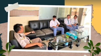 Penanggung Jawab Karantina Satpel PLBN Jagoi Babang memberikan pengarahan kepada siswa SMKN 1 Jagoi Babang yang mengikuti Praktik Kerja Industri (Prakerin). (Dok. HO/Faktakalbar.id)