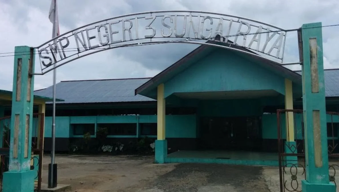 "Densus 88 ungkap siswa SMP pelempar molotov di Kubu Raya terpapar grup ekstrem True Crime Community. Motif dendam akibat bullying dan masalah keluarga jadi pemicu."