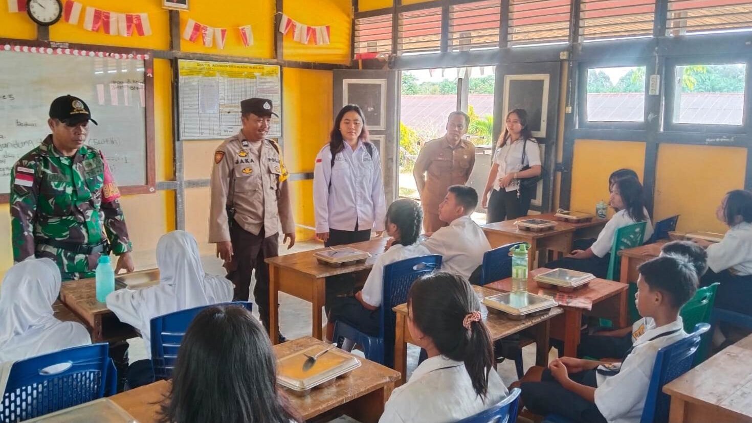 Para siswa di Kecamatan Beduai saat menikmati menu sehat yang disajikan dalam pelaksanaan perdana Program Makan Bergizi Gratis, Selasa (3/2/2026).