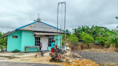 "Program TMMD 127 Sintang fokus bangun sumur bor untuk atasi krisis air bersih warga desa saat kemarau. Simak urgensi infrastruktur air bersih di pedalaman Kalbar. "