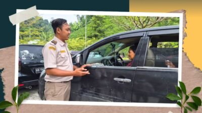 Petugas Karantina Kalbar memberikan edukasi dan sosialisasi kepada pelintas batas pengendara mobil di PLBN Entikong terkait bahaya virus Nipah dan PPR. (Dok. HO/Faktakalbar.id)