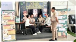 Petugas Karantina Kalimantan Barat memberikan edukasi kepada masyarakat mengenai bahaya Virus Nipah dan PPR di booth layanan. (Dok. HO/Faktakalbar.id)