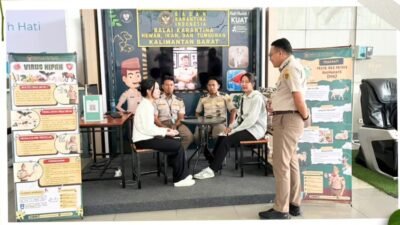 Petugas Karantina Kalimantan Barat memberikan edukasi kepada masyarakat mengenai bahaya Virus Nipah dan PPR di booth layanan. (Dok. HO/Faktakalbar.id)