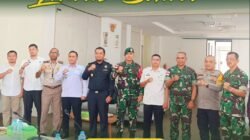 Jajaran Satpel PLBN Entikong bersama unsur TNI, Polri, dan Bea Cukai berfoto bersama usai sosialisasi penertiban jalur non-prosedural. (Dok. HO/Faktakalbar.id)