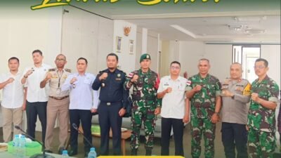 Jajaran Satpel PLBN Entikong bersama unsur TNI, Polri, dan Bea Cukai berfoto bersama usai sosialisasi penertiban jalur non-prosedural. (Dok. HO/Faktakalbar.id)